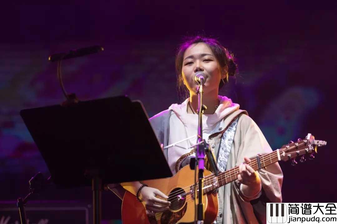 出山吉他谱_花粥/王胜男_有人迷途知返，便是苦尽甘来，一瞬三年五载，这曲终又人散