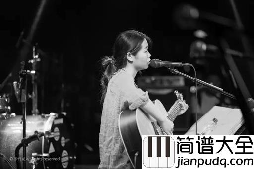 静静的看着你装逼吉他谱_花粥_民谣圈里的老中医