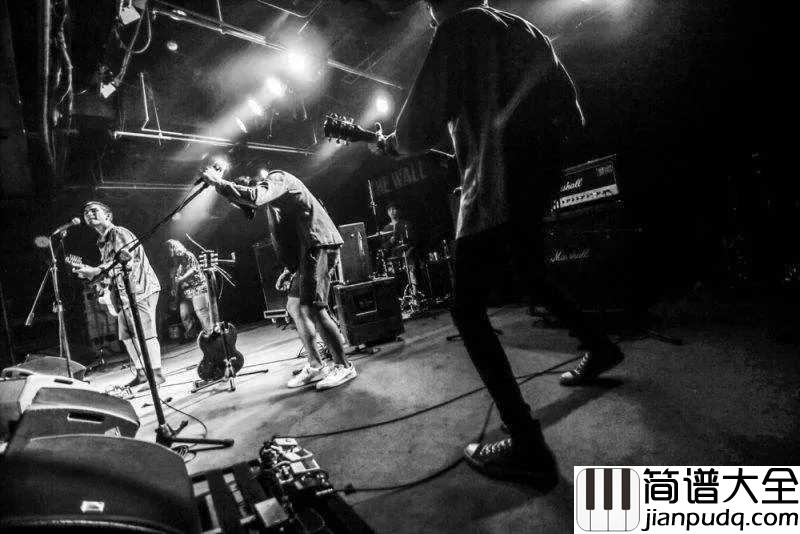 我还年轻我还年轻吉他谱_老王乐队_给我一瓶酒，再给我一支烟